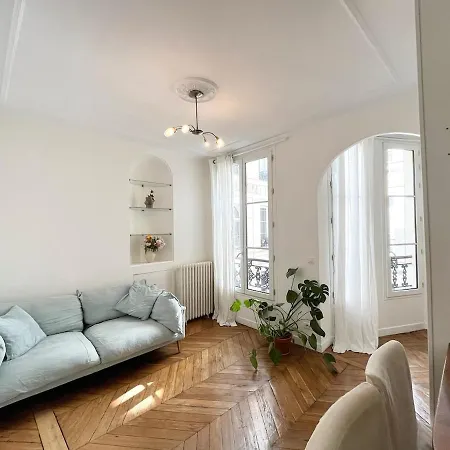 A Cote Du Musee Grevin Apartment *