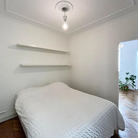 A Cote Du Musee Grevin Apartment *